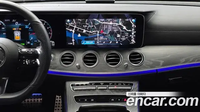 Mercedes-Benz E-Class 2021 — Photo 18/20