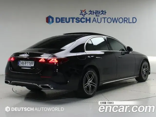 Mercedes-Benz E-Class 2025 — Photo 4/20