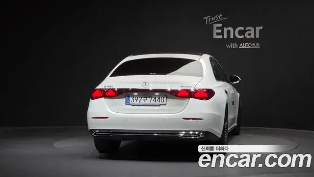 Mercedes-Benz E-Class 2024 — Photo 4/20