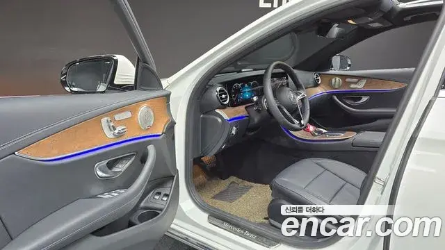 Mercedes-Benz E-Class 2021 — Фото 10/20