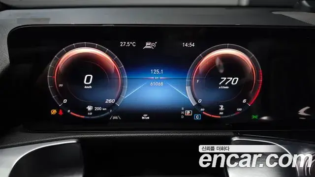 Mercedes-Benz GLB-Class 2021 — Photo 8/20