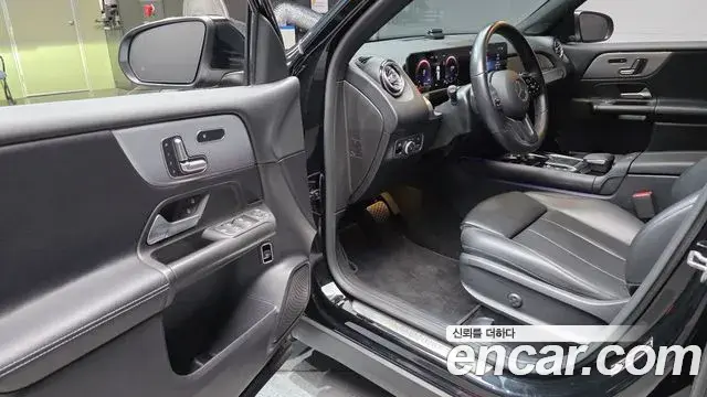 Mercedes-Benz GLB-Class 2021 — Photo 10/20