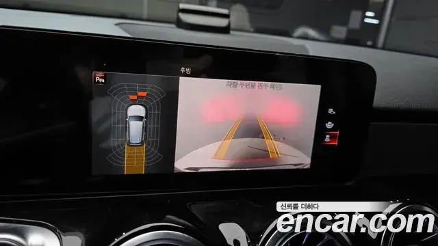 Mercedes-Benz GLB-Class 2021 — Photo 15/20