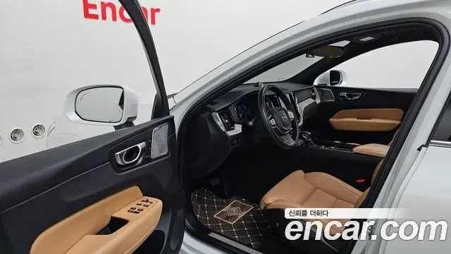 Volvo XC60 2018 — Фото 10/20