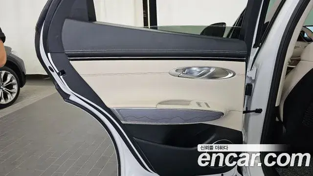 Genesis GV70 2023 — Photo 15/34