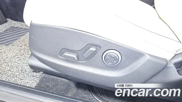 Genesis GV70 2023 — Photo 30/34