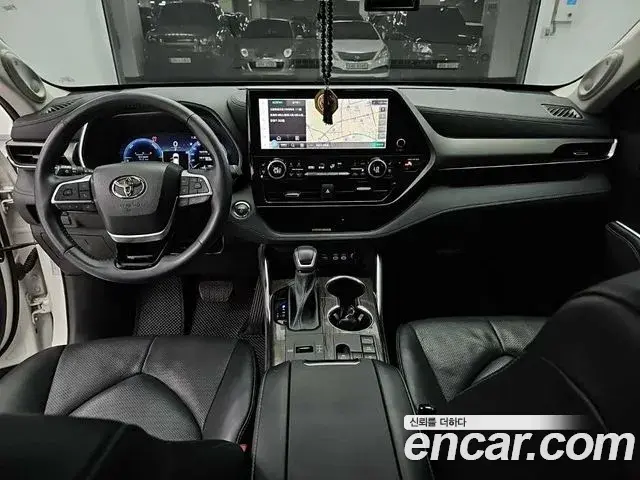 Toyota Highlander 2023 — Photo 14/19