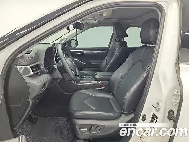 Toyota Highlander 2023 — Photo 12/19