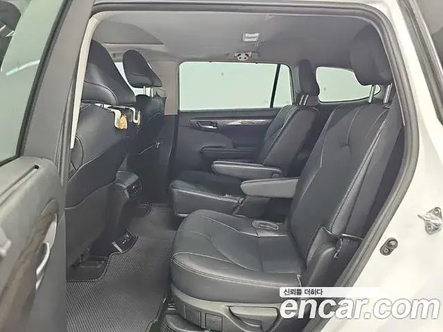 Toyota Highlander 2023 — Photo 6/19