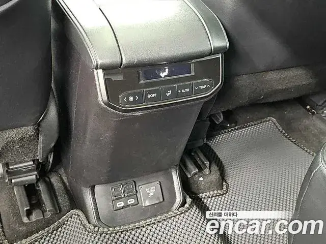 Toyota Highlander 2023 — Photo 11/19