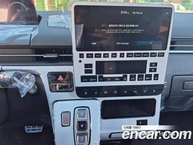 Hyundai Staria 2025 — Photo 8/20