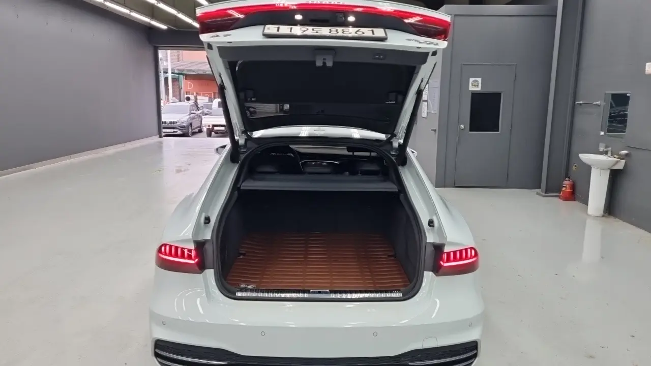 Audi A7 2021 — Фото 16/18