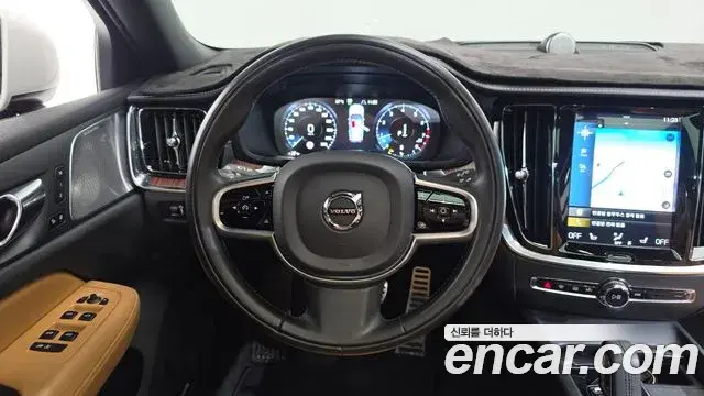 Volvo V60 Cross Country 2021 — Фото 13/20