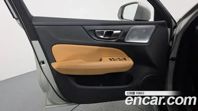 Volvo V60 Cross Country 2021 — ფოტო 17/42