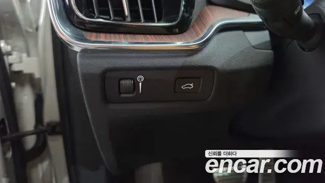Volvo V60 Cross Country 2021 — ფოტო 32/42