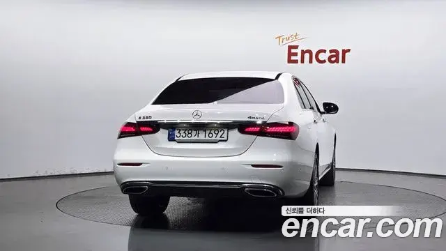 Mercedes-Benz E-Class 2023 — Photo 4/20
