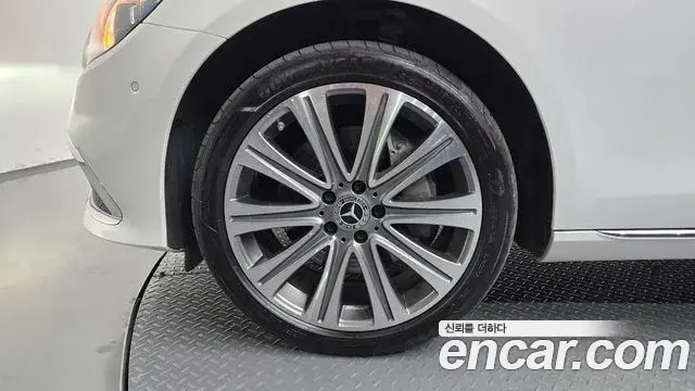Mercedes-Benz E-Class 2023 — Photo 5/20