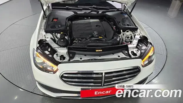 Mercedes-Benz E-Class 2023 — Photo 6/20