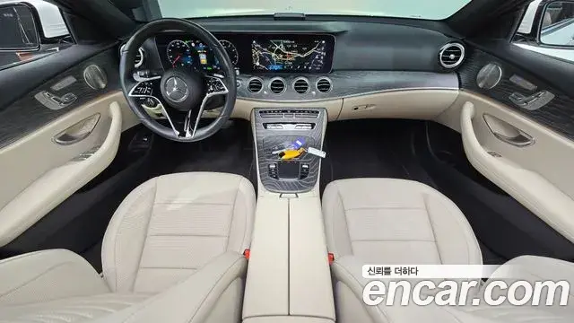 Mercedes-Benz E-Class 2023 — Photo 7/20