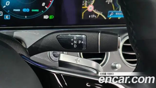 Mercedes-Benz E-Class 2023 — Photo 9/20