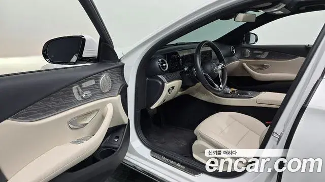Mercedes-Benz E-Class 2023 — Photo 10/20
