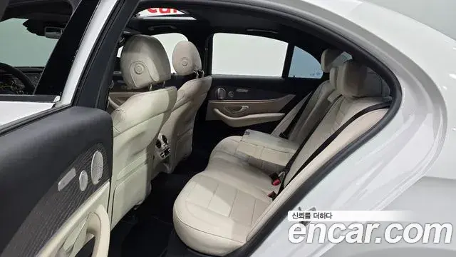 Mercedes-Benz E-Class 2023 — Photo 12/20