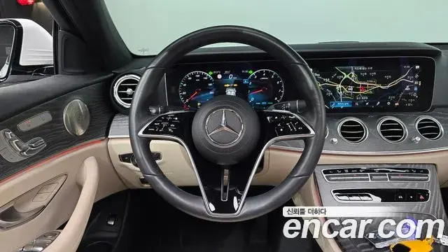 Mercedes-Benz E-Class 2023 — Photo 13/20