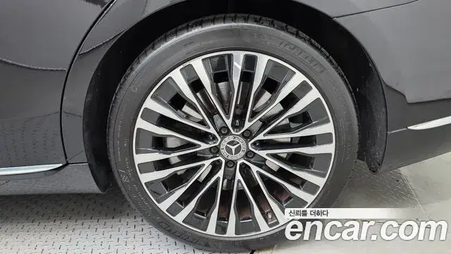 Mercedes-Benz S-Class 2021 — Photo 3/36