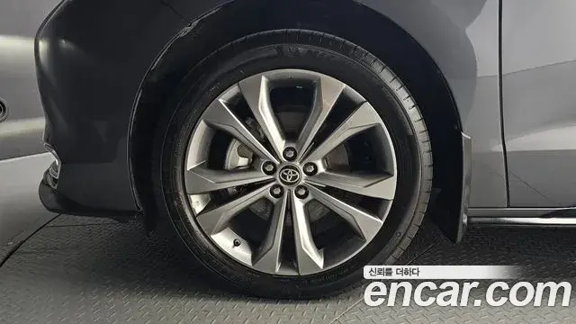 Toyota Sienna 2025 — Şəkil 31/39