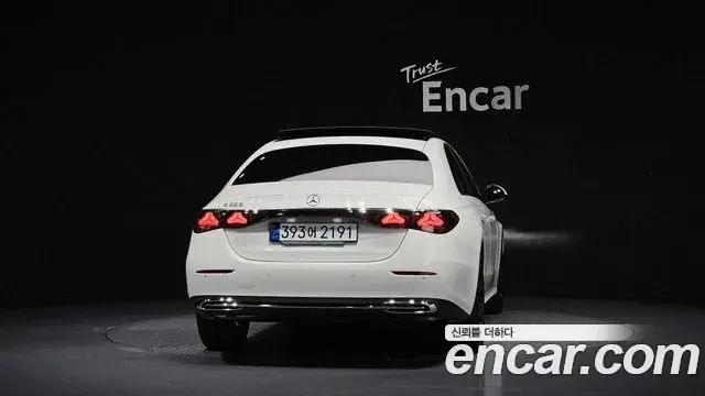 Mercedes-Benz E-Class 2025 — Photo 3/20