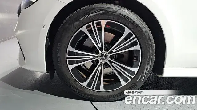 Mercedes-Benz E-Class 2025 — Photo 4/20