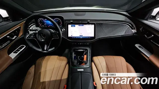 Mercedes-Benz E-Class 2025 — Photo 9/20