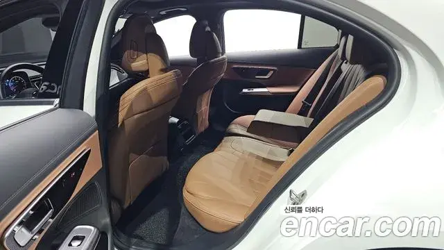 Mercedes-Benz E-Class 2025 — Photo 10/20