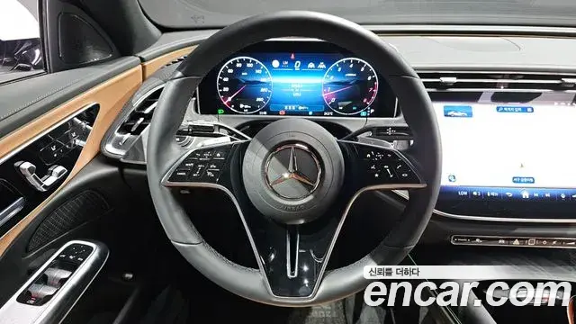 Mercedes-Benz E-Class 2025 — Photo 11/20