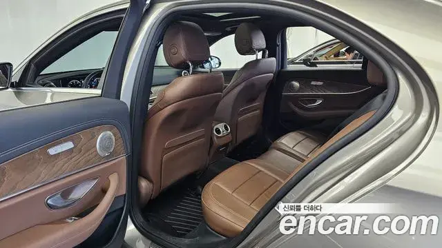 Mercedes-Benz E-Class 2021 — Фото 12/20