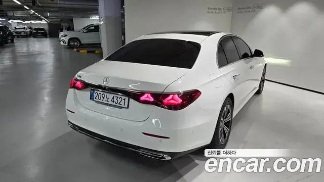 Mercedes-Benz E-Class 2025 — Photo 3/20