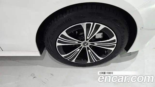 Mercedes-Benz E-Class 2025 — Photo 4/20