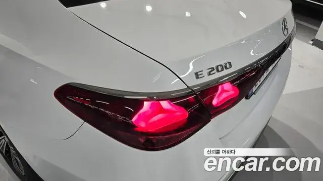 Mercedes-Benz E-Class 2025 — Photo 13/20
