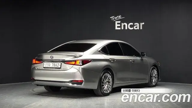Lexus ES300h 2019 — Фото 2/20