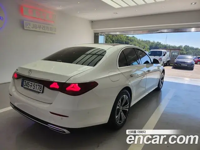 Mercedes-Benz E-Class 2024 — Photo 1/20