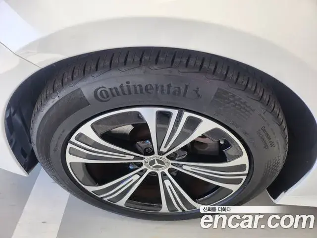 Mercedes-Benz E-Class 2024 — Photo 4/20