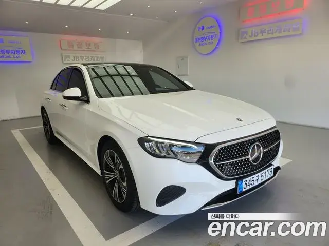 Mercedes-Benz E-Class 2024 — Photo 11/20