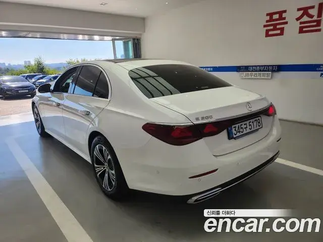 Mercedes-Benz E-Class 2024 — Photo 12/20