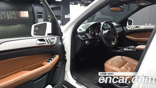 Mercedes-Benz GLE-Class 2018 — Фото 10/20