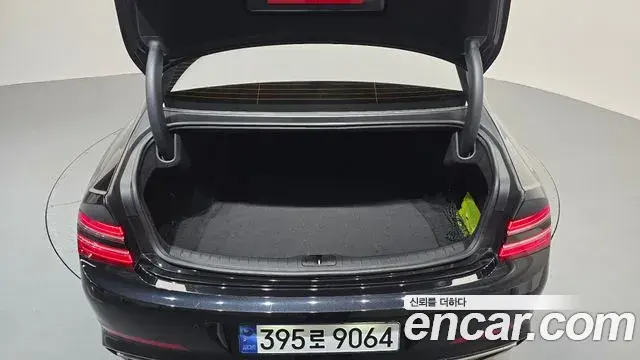 Genesis Electrified G80 2023 — Photo 16/20