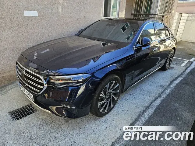 Mercedes-Benz E-Class 2024 — Photo 16/16