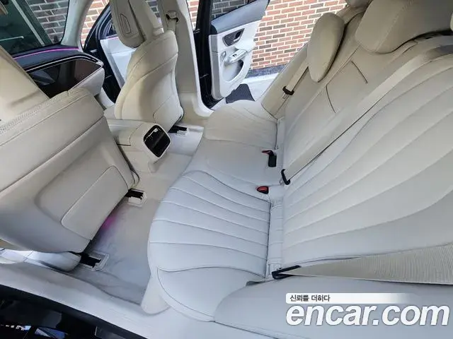 Mercedes-Benz E-Class 2024 — Photo 9/16