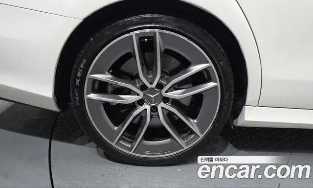 Mercedes-Benz E-Class 2019 — Photo 5/20