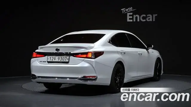 Lexus ES300h 2019 — Фото 2/20