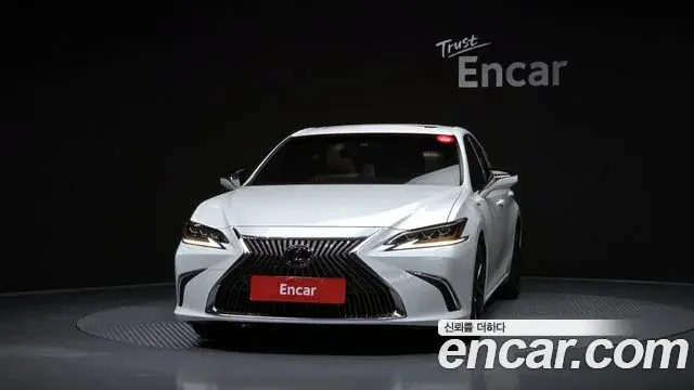 Lexus ES300h 2019 — Фото 3/20